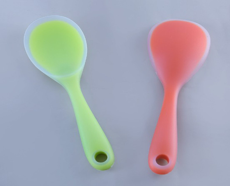 음식 급료 실리콘 밥은 반투명 색깔을 가진 부엌 공구를 숟가락으로 떠냅니다